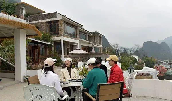 康養(yǎng)勝地 人文興義 萬(wàn)峰林景區(qū)春意盎然，旅游持續(xù)升溫，游客盡享自然與人文交融的公園式觀光服務(wù)